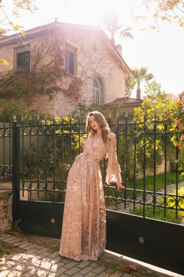 Φόρεμα maxi κρουαζέ με χρυσά σχέδια ροζ - 