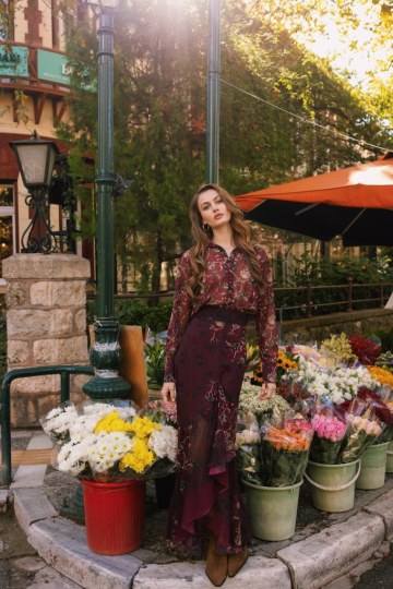 Σετ με ιδιαίτερα floral σχέδια και άνισο βολάν στη φούστα μπορντώ - 