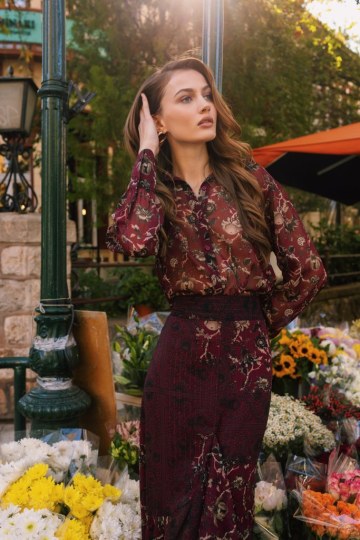 Σετ με ιδιαίτερα floral σχέδια και άνισο βολάν στη φούστα μπορντώ - 