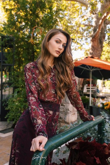 Σετ με ιδιαίτερα floral σχέδια και άνισο βολάν στη φούστα μπορντώ - 