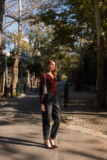 Κορμάκι εφαρμοστό μπορντώ κρουάζε με strass