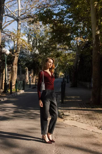 Κορμάκι εφαρμοστό μπορντώ κρουάζε με strass