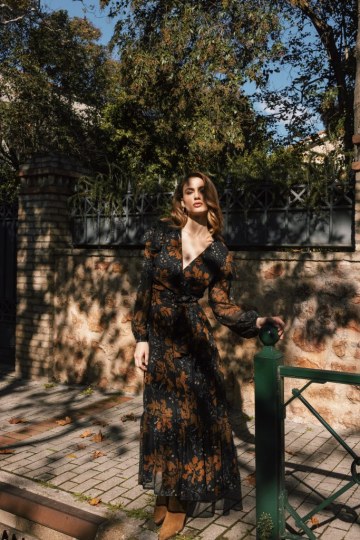 Φόρεμα κρουαζέ μαύρο φλοράλ με βολάν  - 