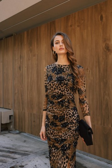 Φόρεμα midi με κόψιμο στο πλάι εμπριμέ ταμπ΄ά - 