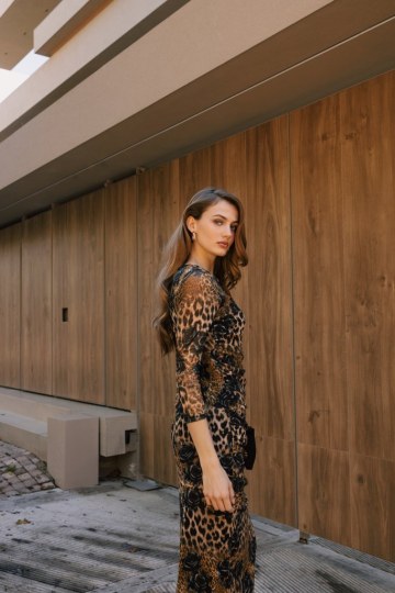 Φόρεμα midi με κόψιμο στο πλάι εμπριμέ ταμπ΄ά - 