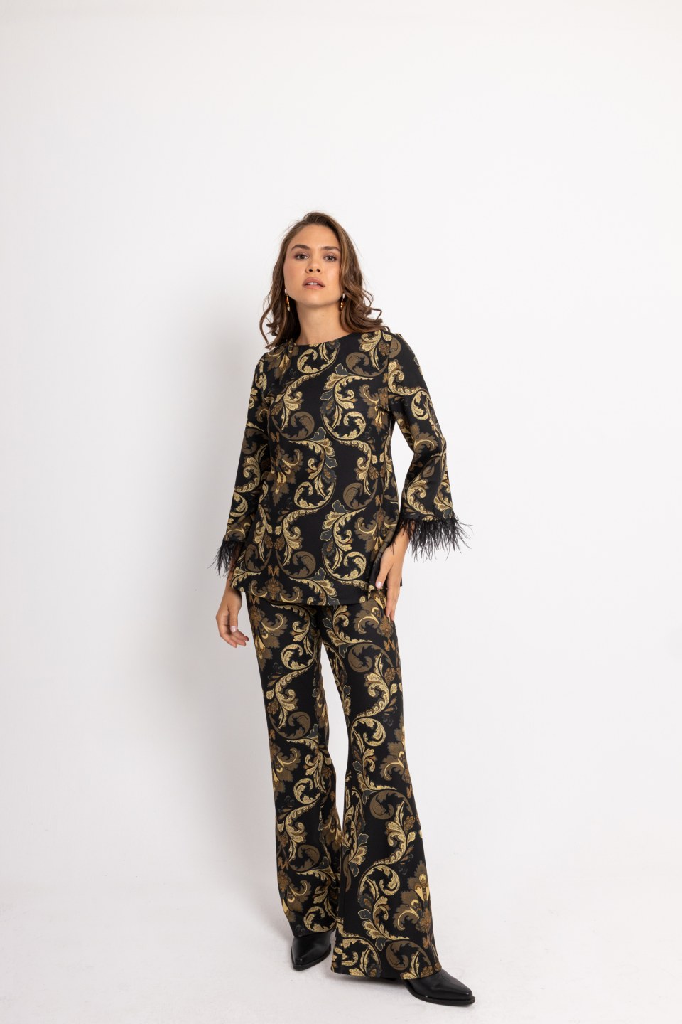 Σετ άνετο με πούπουλα στα μανίκια εμπριμέ μπεζ