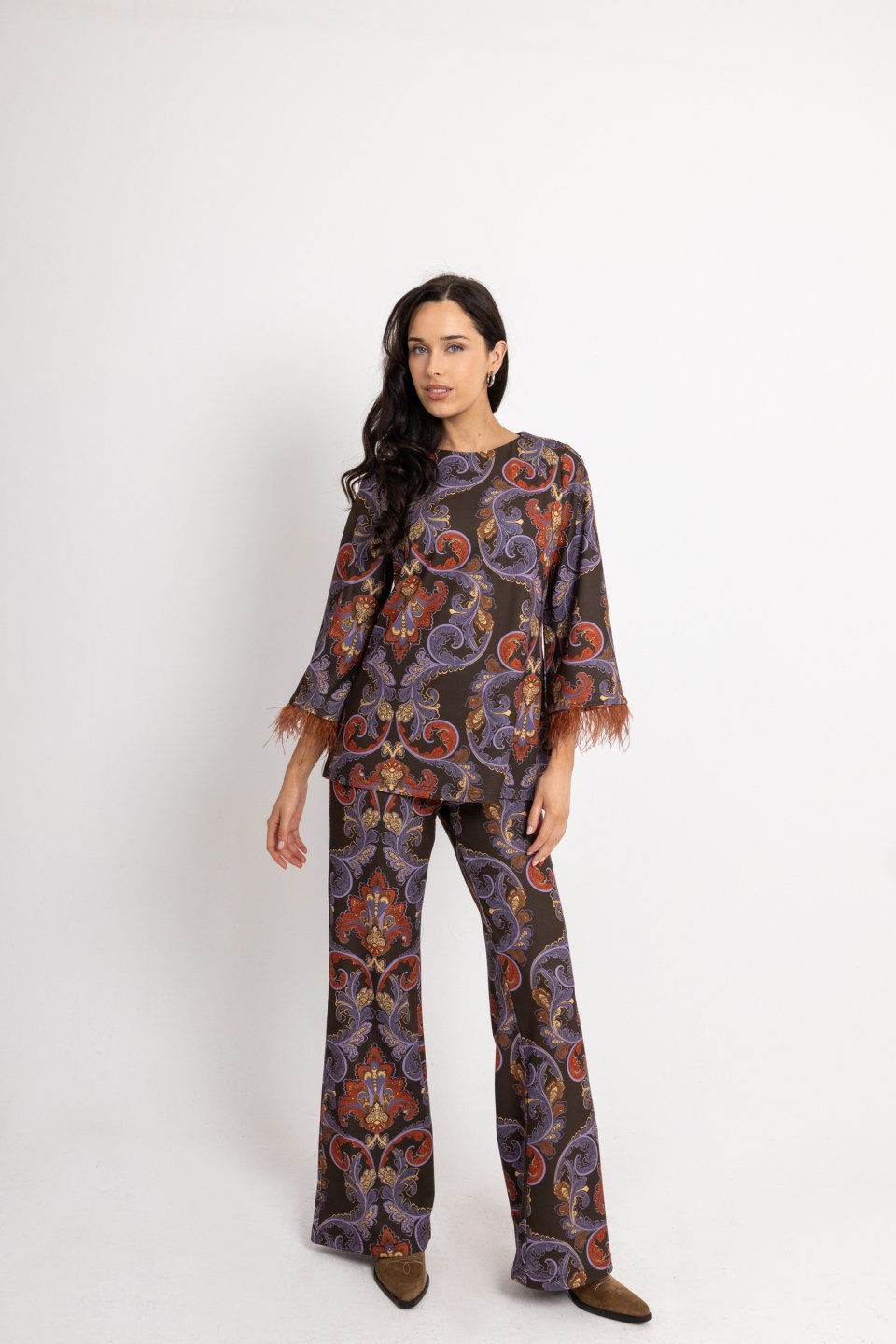 Σετ άνετο με πούπουλα στα μανίκια εμπριμέ μωβ