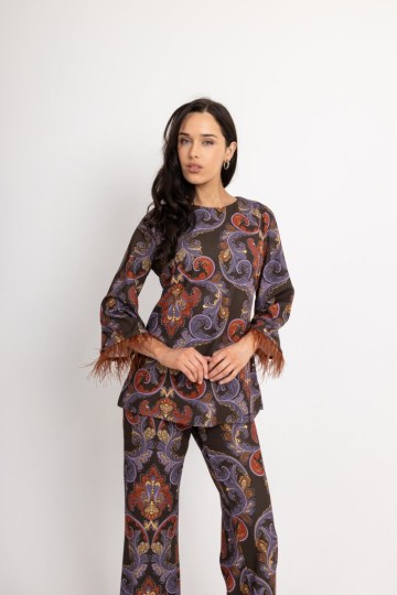 Σετ άνετο με πούπουλα στα μανίκια εμπριμέ μωβ - 