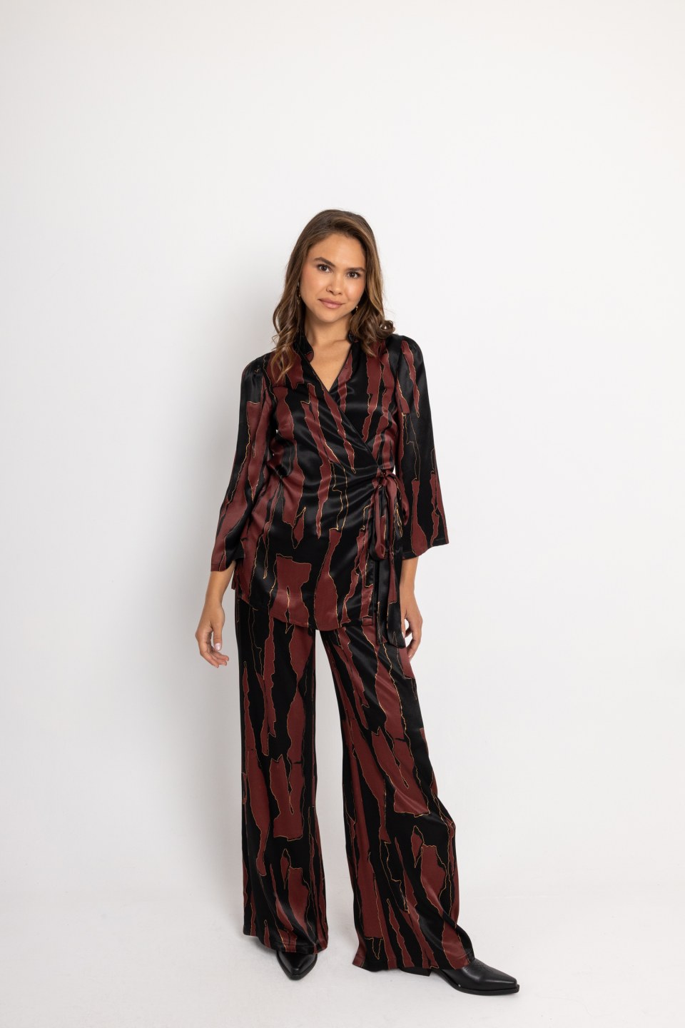 Σετ κρουαζέ με χρυσές λεπτομέρειες μπορντώ 