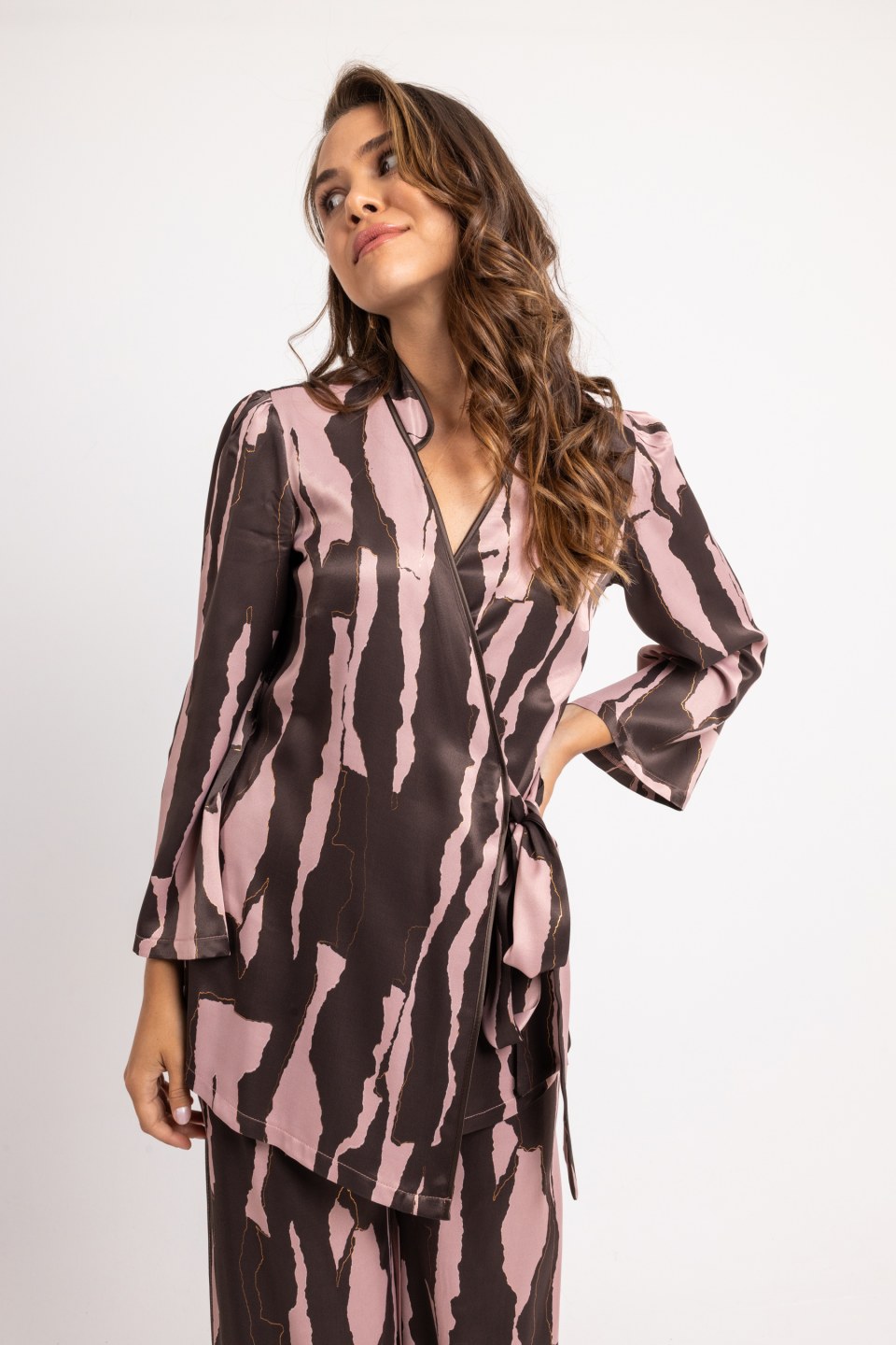 Σετ κρουαζέ με χρυσές λεπτομέρειες ροζ