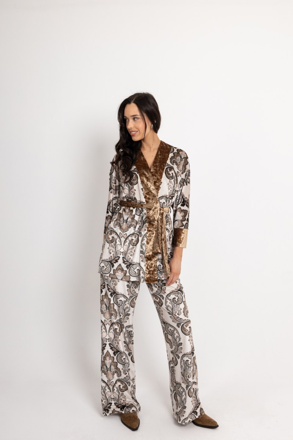 Σετ κρουαζέ βελούδινο με λαχούρια ζαχαρί