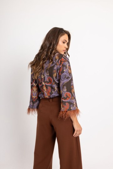 Μπλούζα άνετη με σχέδια από λαχούρια και πούπουλα στα μανίκια σκούρο γκρι - 