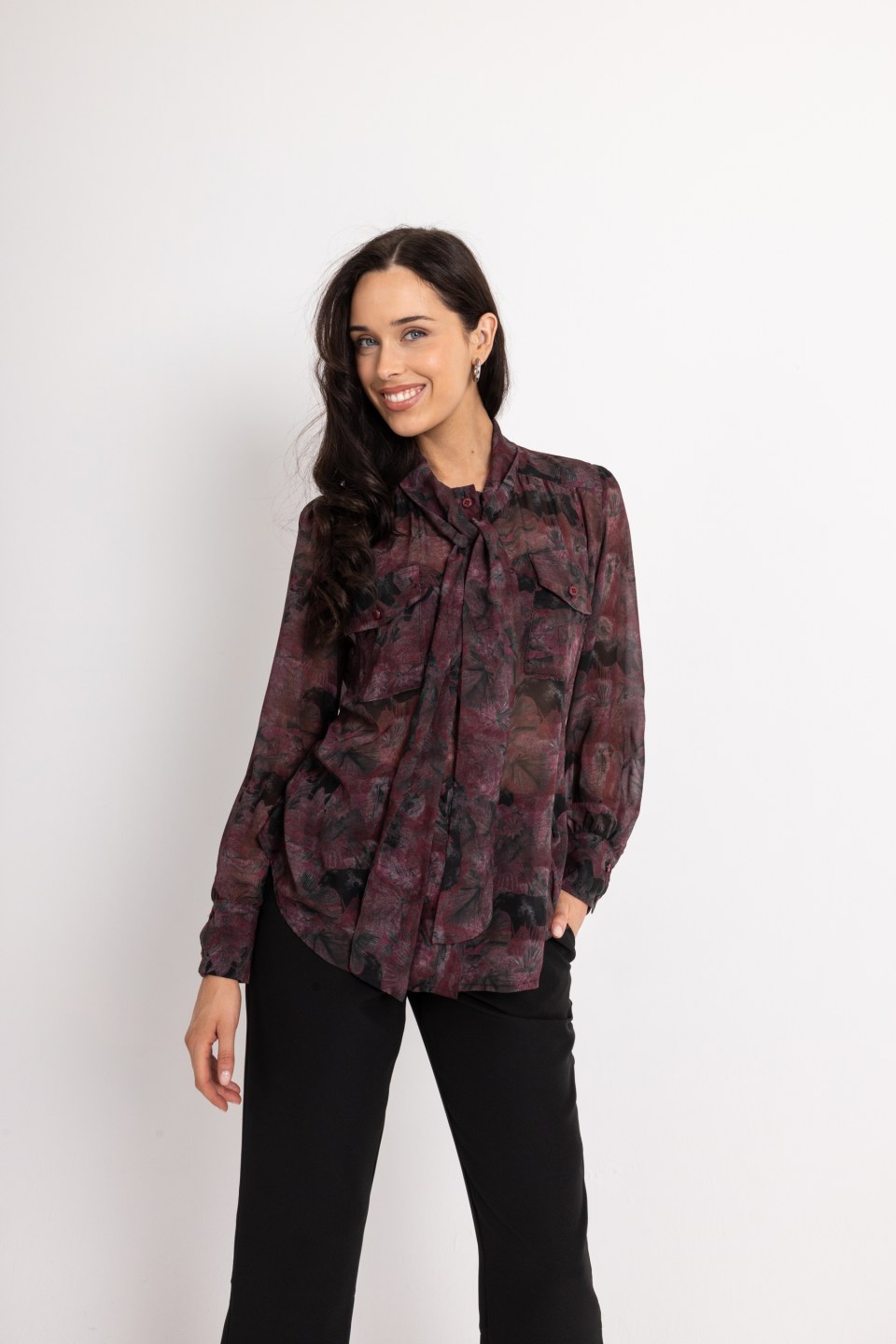 Πουκάμισο αέρινο με ιδιαίτερο δέσιμο στον λαιμό εμπριμέ