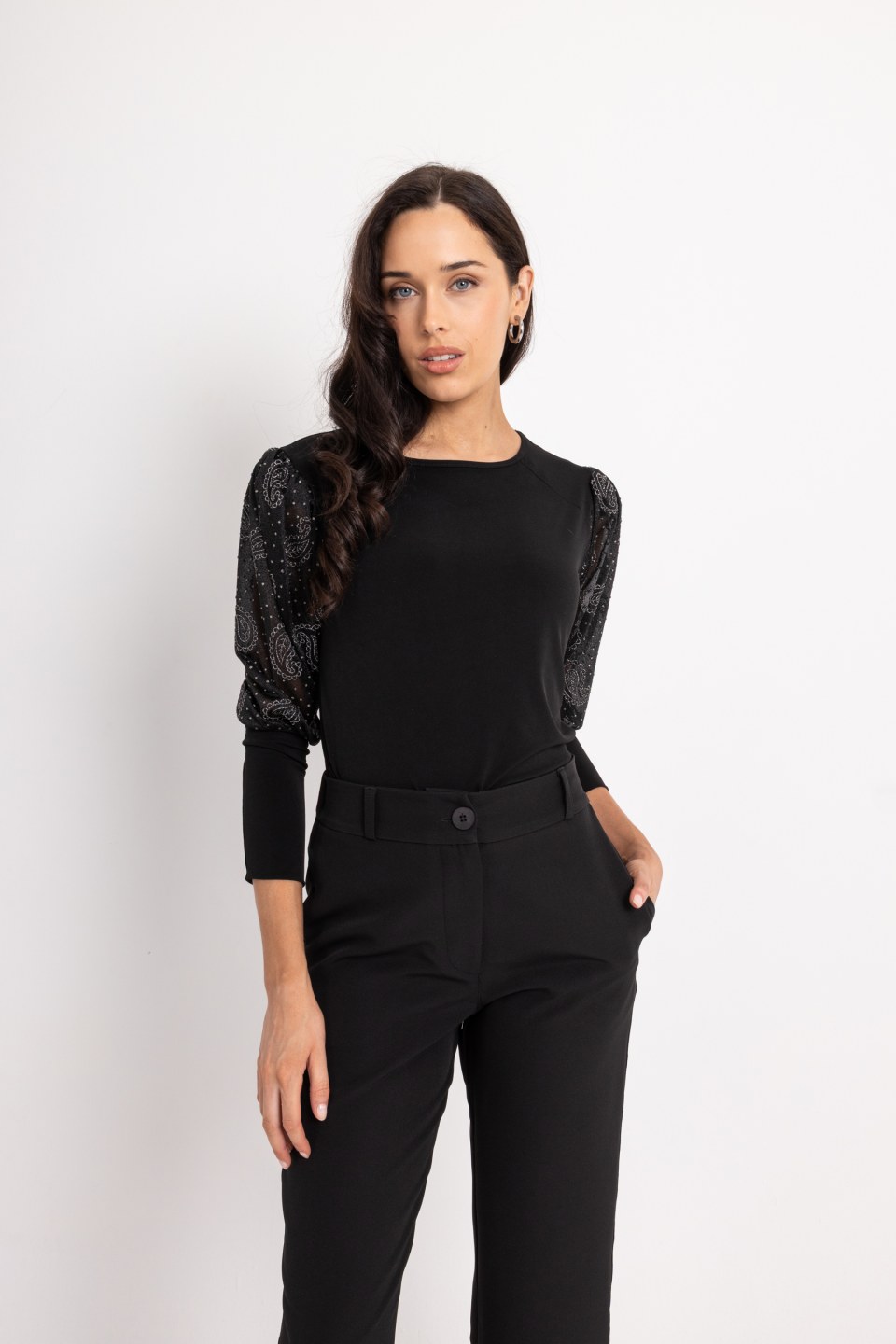 Μπλούζα με σχέδια από λαχούρια στα μανίκια μαύρη