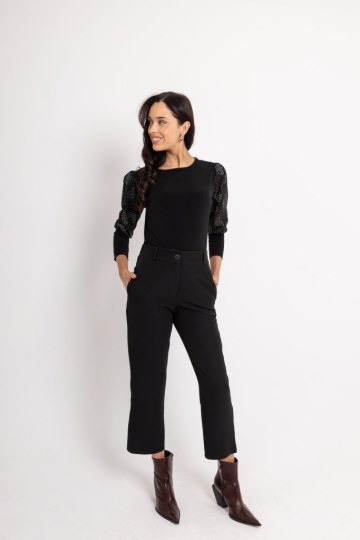 Μπλούζα με σχέδια από λαχούρια στα μανίκια μαύρη - 