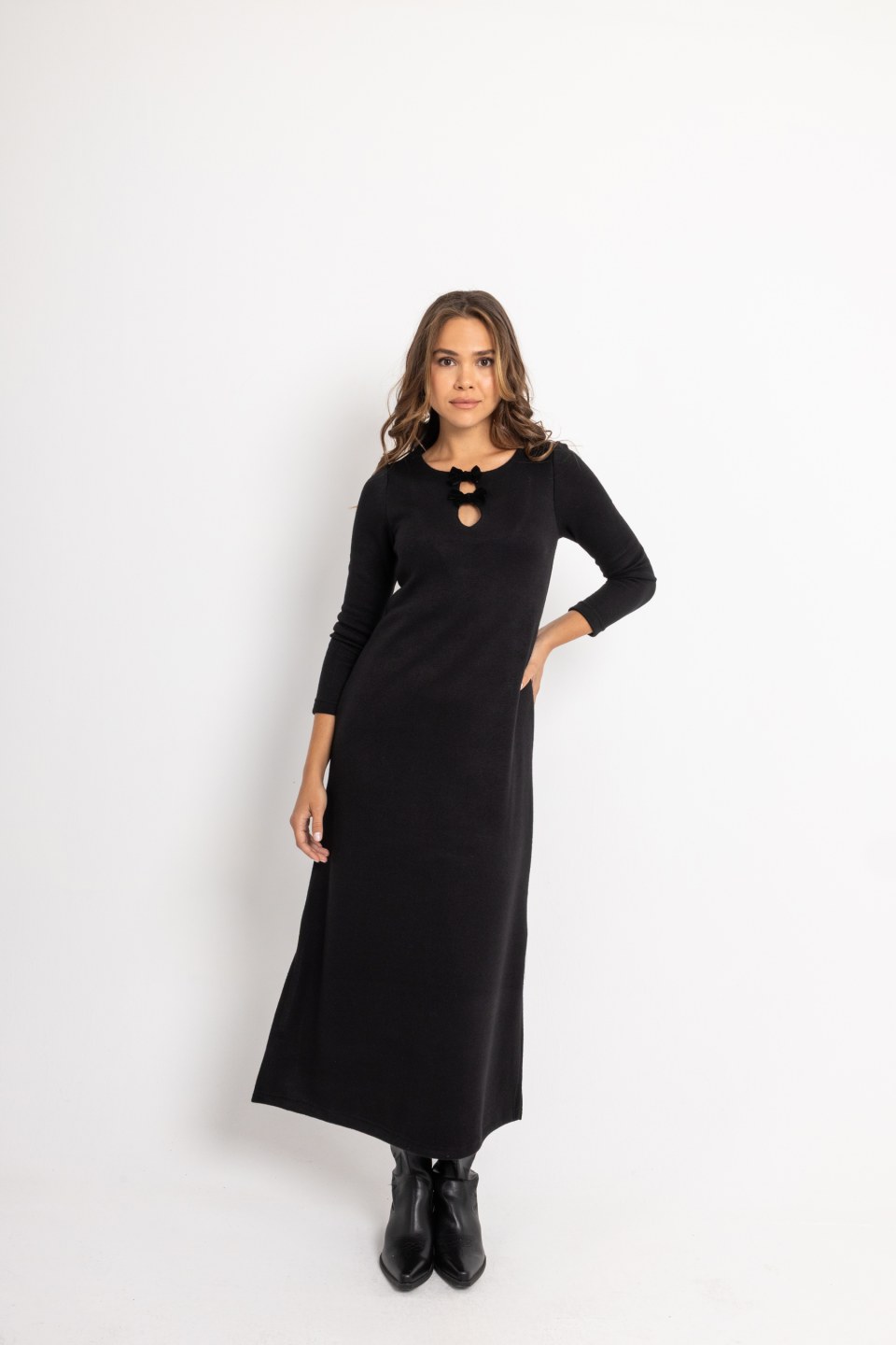 Φόρεμα με μικρό άνοιγμα στο πλάι και φιόγκους μαύρο