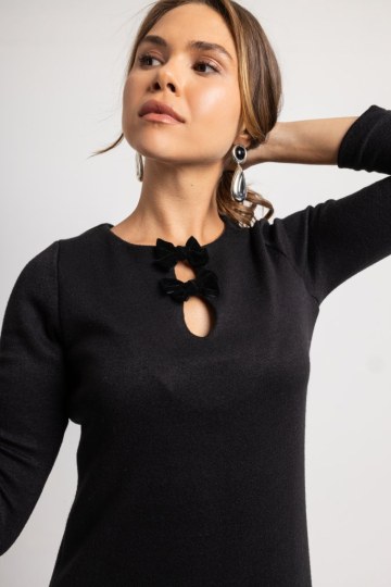 Φόρεμα με μικρό άνοιγμα στο πλάι και φιόγκους μαύρο - 