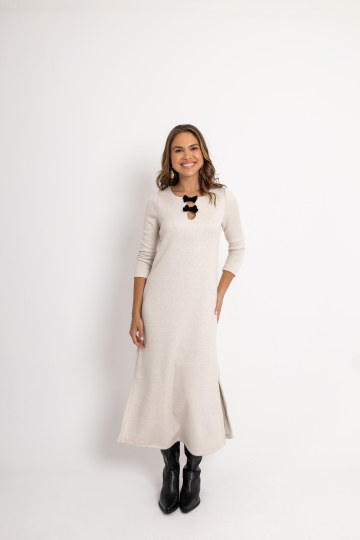 Φόρεμα με μικρό άνοιγμα στο πλάι και φιόγκους εκρού