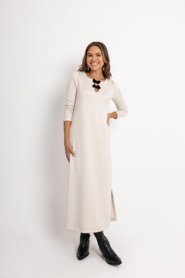 Φόρεμα με μικρό άνοιγμα στο πλάι και φιόγκους εκρού - 