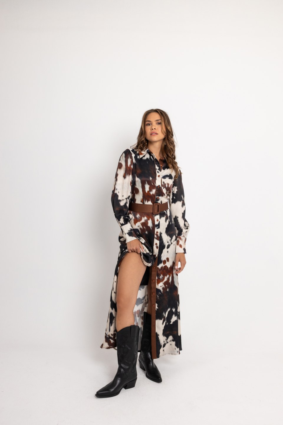 Φόρεμα σατέν με ζώνη εμπριμέ