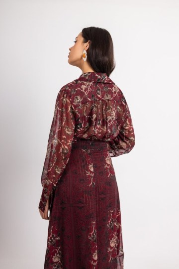 Σετ με ιδιαίτερα floral σχέδια και άνισο βολάν στη φούστα μπορντώ - 
