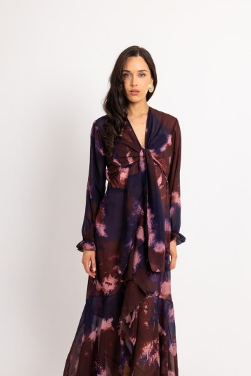 Φόρεμα με ασύμμετρο κάτω μέρος και ιδιαίτερο δέσιμο στη μέση μωβ εμπριμέ