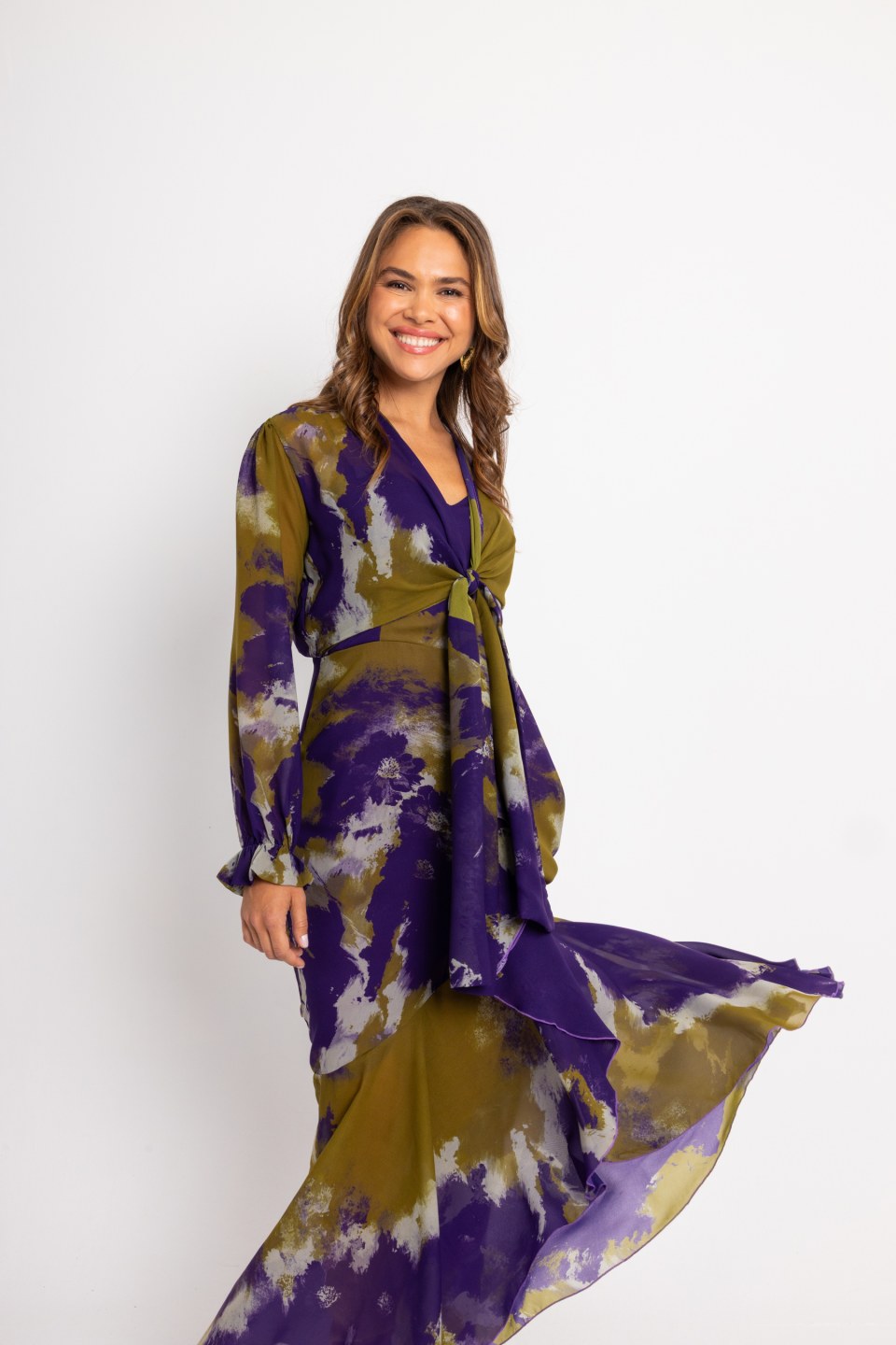 Φόρεμα με ασύμμετρο κάτω μέρος και ιδιαίτερο δέσιμο στη μέση λαδί εμπριμέ