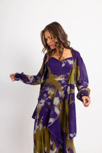 Φόρεμα με ασύμμετρο κάτω μέρος και ιδιαίτερο δέσιμο στη μέση λαδί εμπριμέ - 