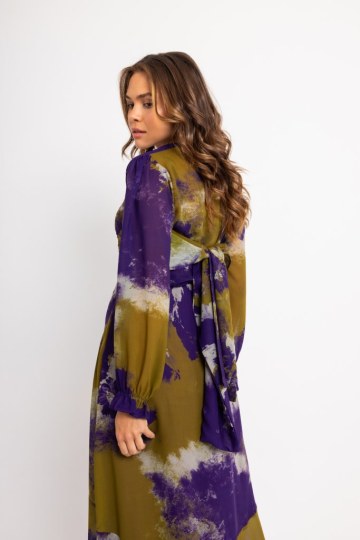 Φόρεμα με ασύμμετρο κάτω μέρος και ιδιαίτερο δέσιμο στη μέση λαδί εμπριμέ - 