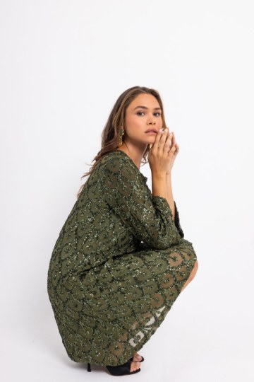 Φόρεμα midi παγιέτα με ιδιαίτερο μοτίβο και μανίκι καμπάνα κυπαρισσί - 