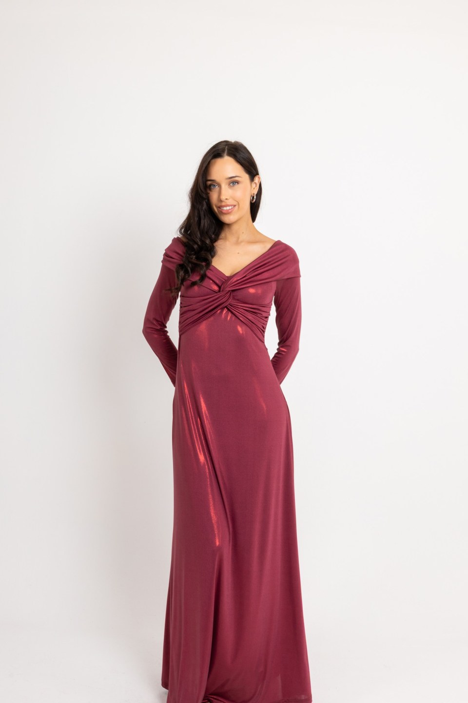 Φόρεμα μεταλιζέ με ιδιαίτερη λαιμόκοψη και εντυπωσιακό δέσιμο στο μπούστο μπορντώ