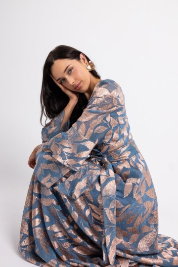 Φόρεμα maxi κρουαζέ με χρυσά σχέδια γαλάζιο  - 