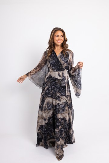 Φόρεμα maxi κρουαζέ με χρυσές λεπτομέρειες εμπριμέ μαύρο