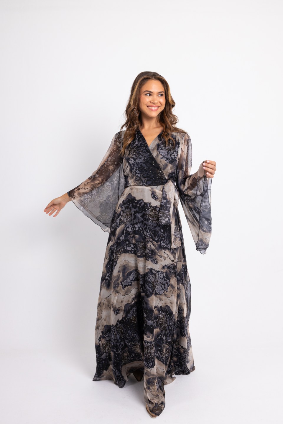 Φόρεμα maxi κρουαζέ με χρυσές λεπτομέρειες εμπριμέ μαύρο