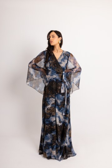 Φόρεμα maxi κρουαζέ με χρυσές λεπτομέρειες εμπριμέ μπλε