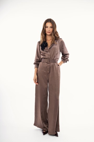 Ολόσωμη σατέν φόρμα με ζώνη ανοιχτό καφέ