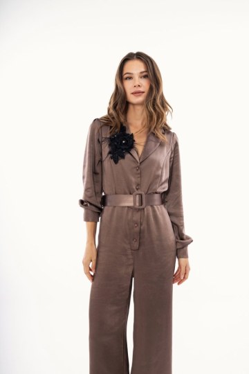 Ολόσωμη σατέν φόρμα με ζώνη ανοιχτό καφέ - 