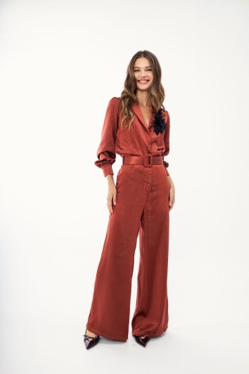 Ολόσωμη σατέν φόρμα με ζώνη μπορντό