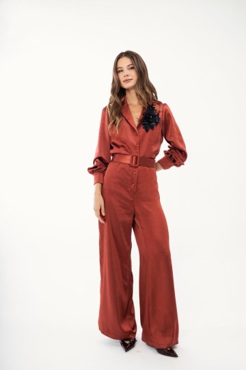 Ολόσωμη σατέν φόρμα με ζώνη μπορντό - 