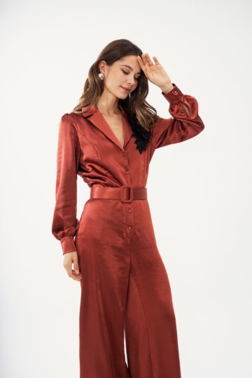 Ολόσωμη σατέν φόρμα με ζώνη μπορντό - 