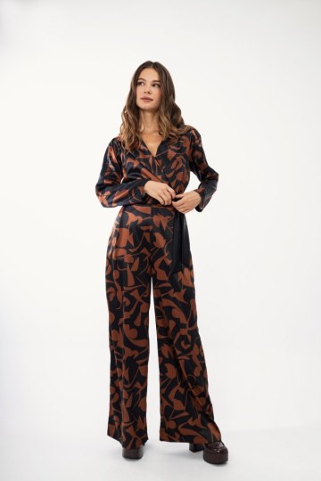 Ολόσωμη σατέν κρουαζέ  φόρμα εμπριμέ  - 