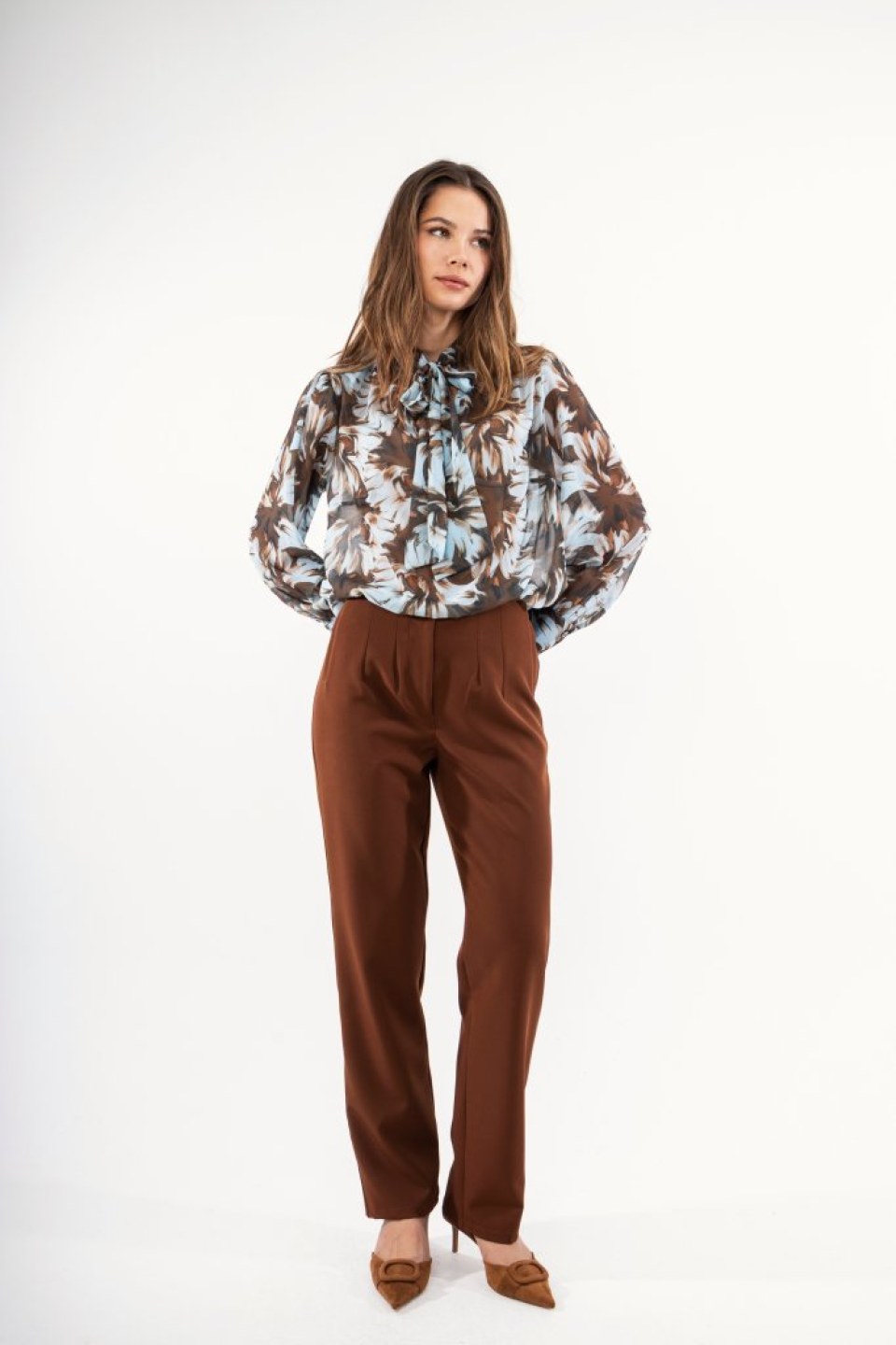 Πουκάμισο καφέ φλοράλ με διαφάνεια και φιόγκο