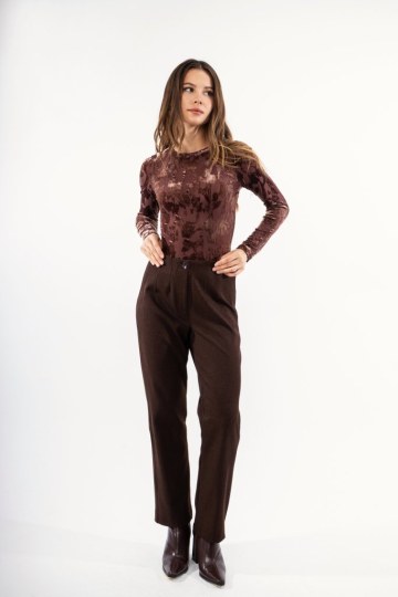 Κορμάκι εφαρμοστό με βελουτέ λεπτομέρειες καφέ - 
