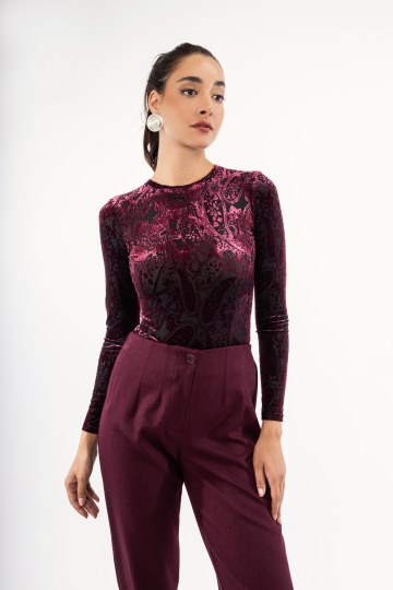 Κορμάκι εφαρμοστό με βελουτέ λεπτομέρειες μπορντώ