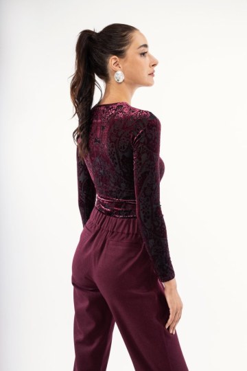 Κορμάκι εφαρμοστό με βελουτέ λεπτομέρειες μπορντώ - 