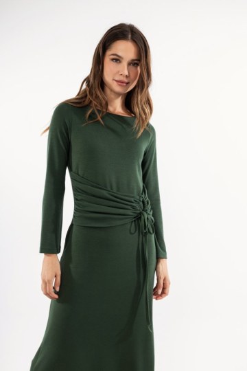 Φόρεμα χακί με σούρα και κορδόνι - 