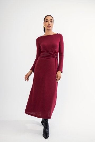 Φόρεμα μπορντώ με σούρα και κορδόνι