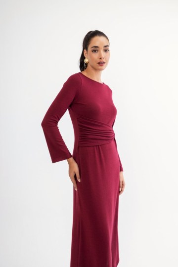 Φόρεμα μπορντώ με σούρα και κορδόνι - 