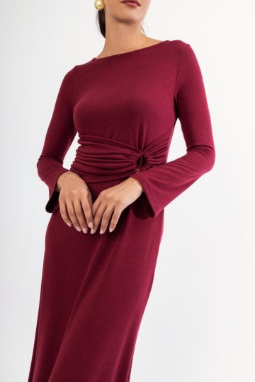 Φόρεμα μπορντώ με σούρα και κορδόνι - 