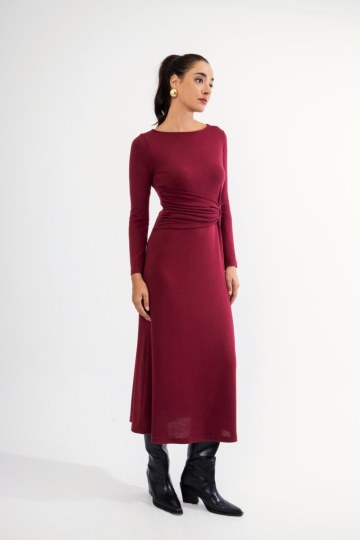 Φόρεμα μπορντώ με σούρα και κορδόνι - 